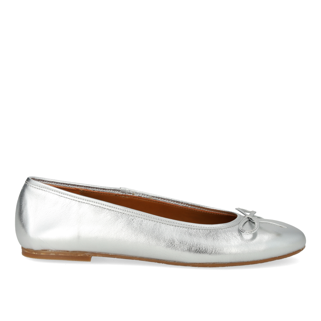 Klassische Ballerina mit Schleifendetail