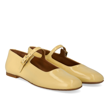 Ballerina mit einer moderaten quadratischen Spitze