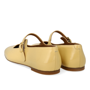 Ballerina mit einer moderaten quadratischen Spitze