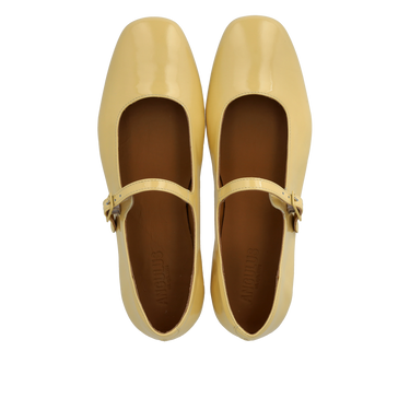 Ballerina mit einer moderaten quadratischen Spitze