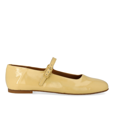 Ballerina mit einer moderaten quadratischen Spitze