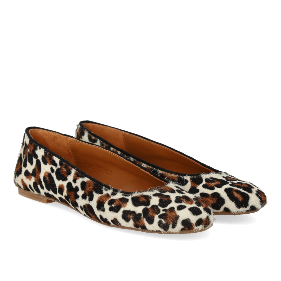Ballerina in leopardgemustertem Ponyfell