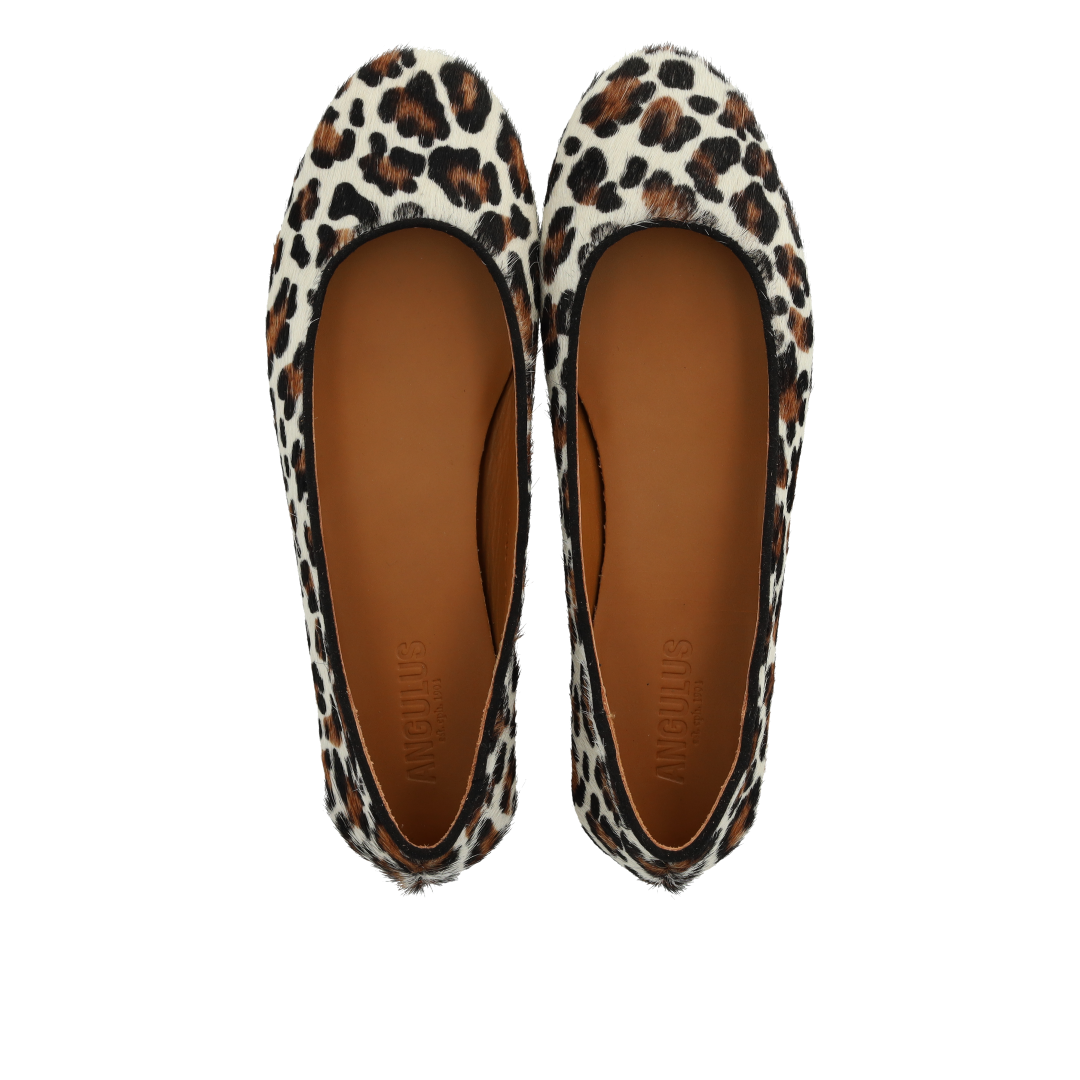 Ballerina in leopardgemustertem Ponyfell