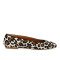 Ballerina in leopardgemustertem Ponyfell
