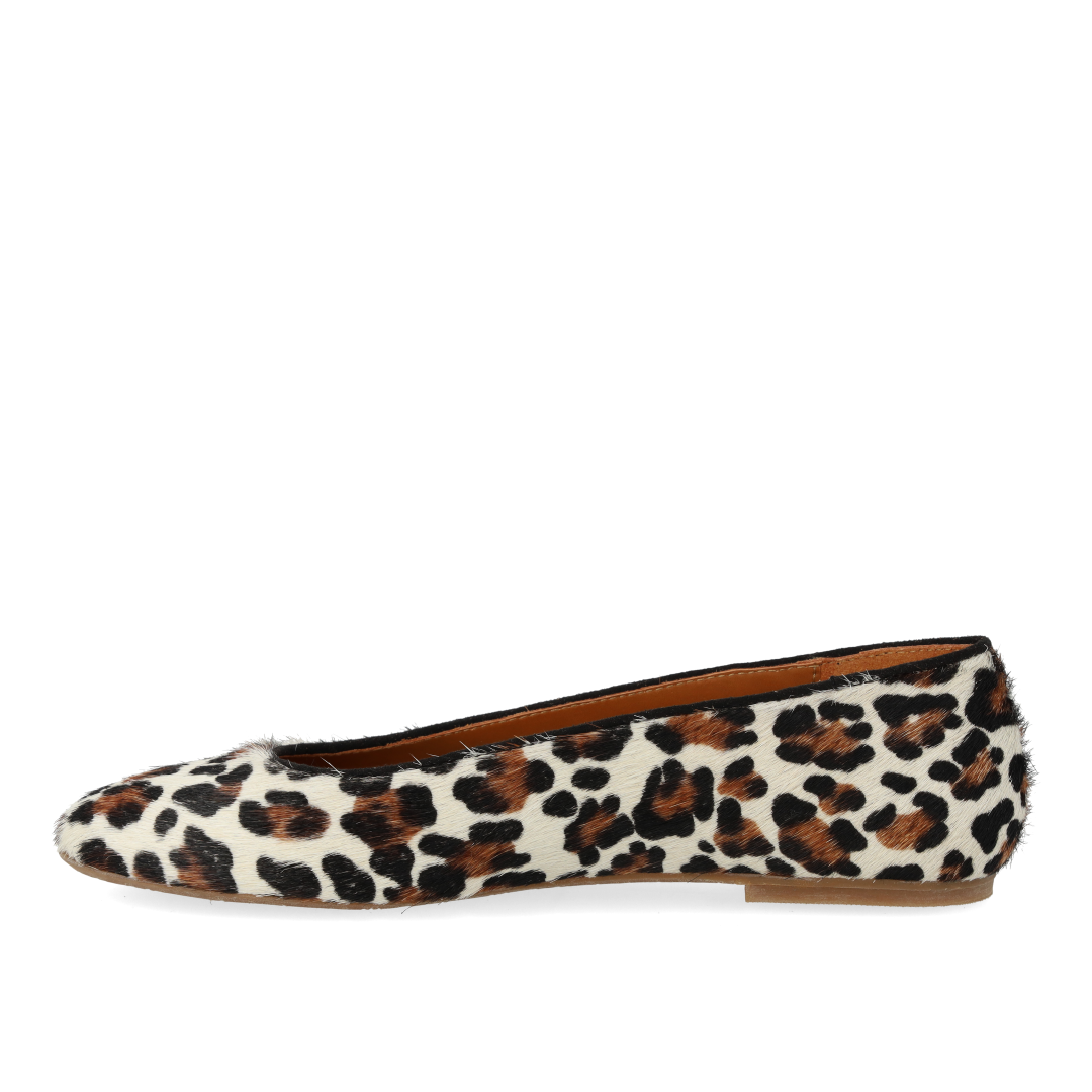 Ballerina in leopardgemustertem Ponyfell