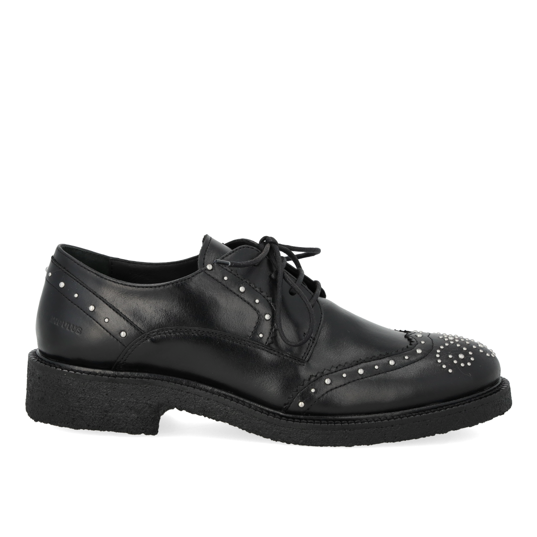 Klobige Schnürschuhe aus Leder mit dekorativen Nieten