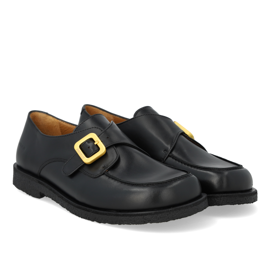 Schuhe mit Schnalle
