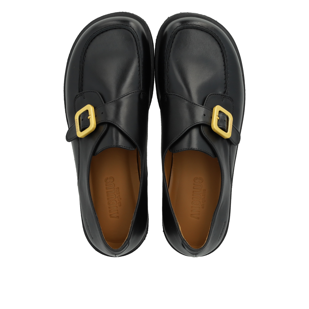 Schuhe mit Schnalle