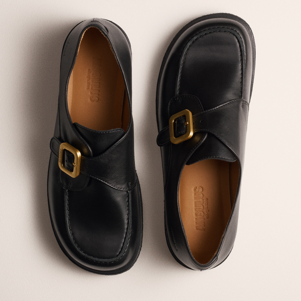 Schuhe mit Schnalle