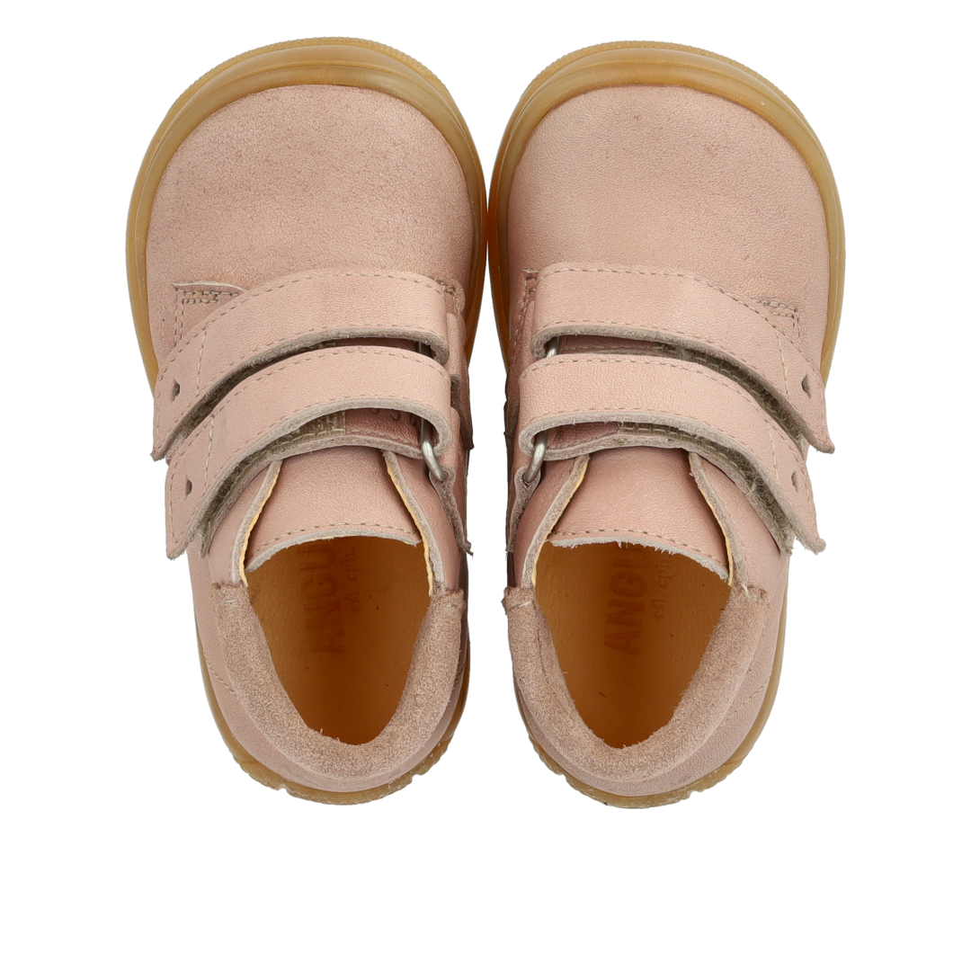 Der erste Schuh mit Cut-out-Herzen