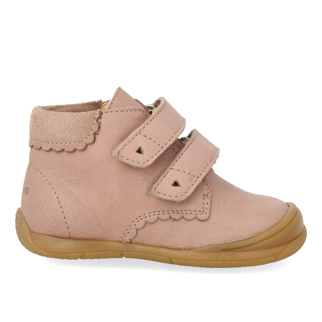 Der erste Schuh mit Cut-out-Herzen