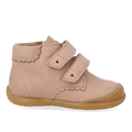 Der erste Schuh mit Cut-out-Herzen