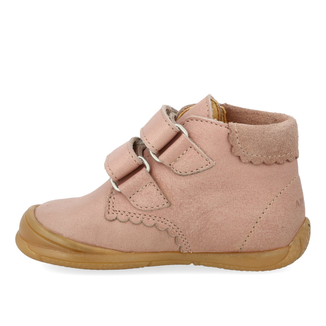 Der erste Schuh mit Cut-out-Herzen