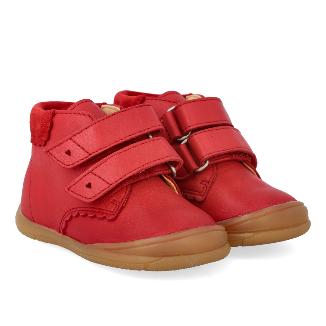 Der erste Schuh mit ausgeschnittenen Herzen