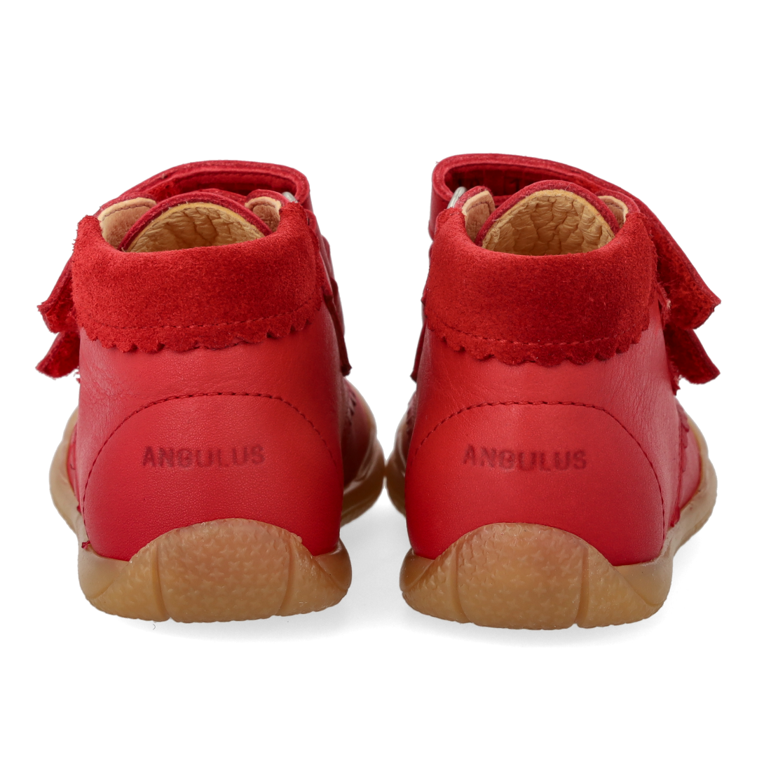 Der erste Schuh mit ausgeschnittenen Herzen