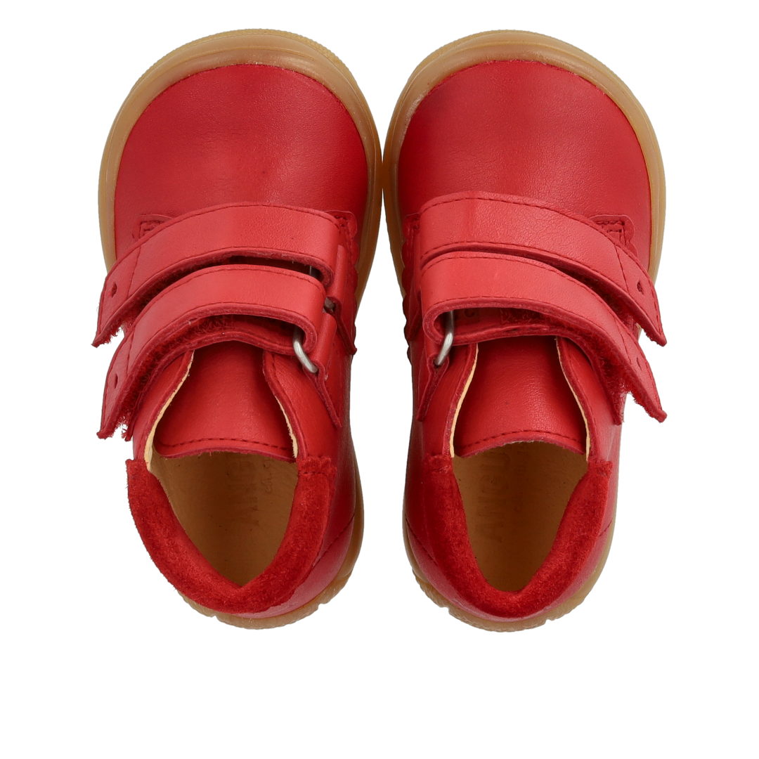 Der erste Schuh mit ausgeschnittenen Herzen