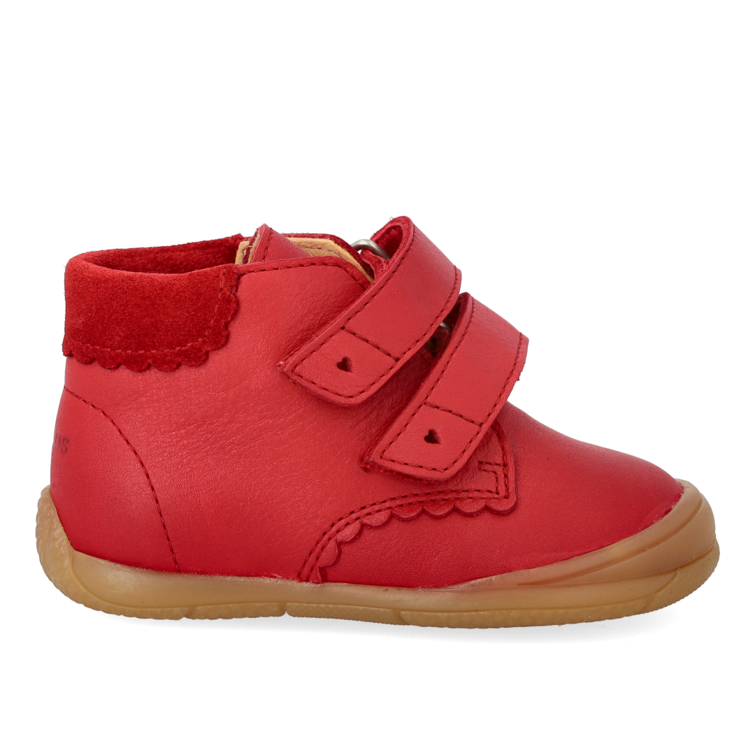 Der erste Schuh mit ausgeschnittenen Herzen