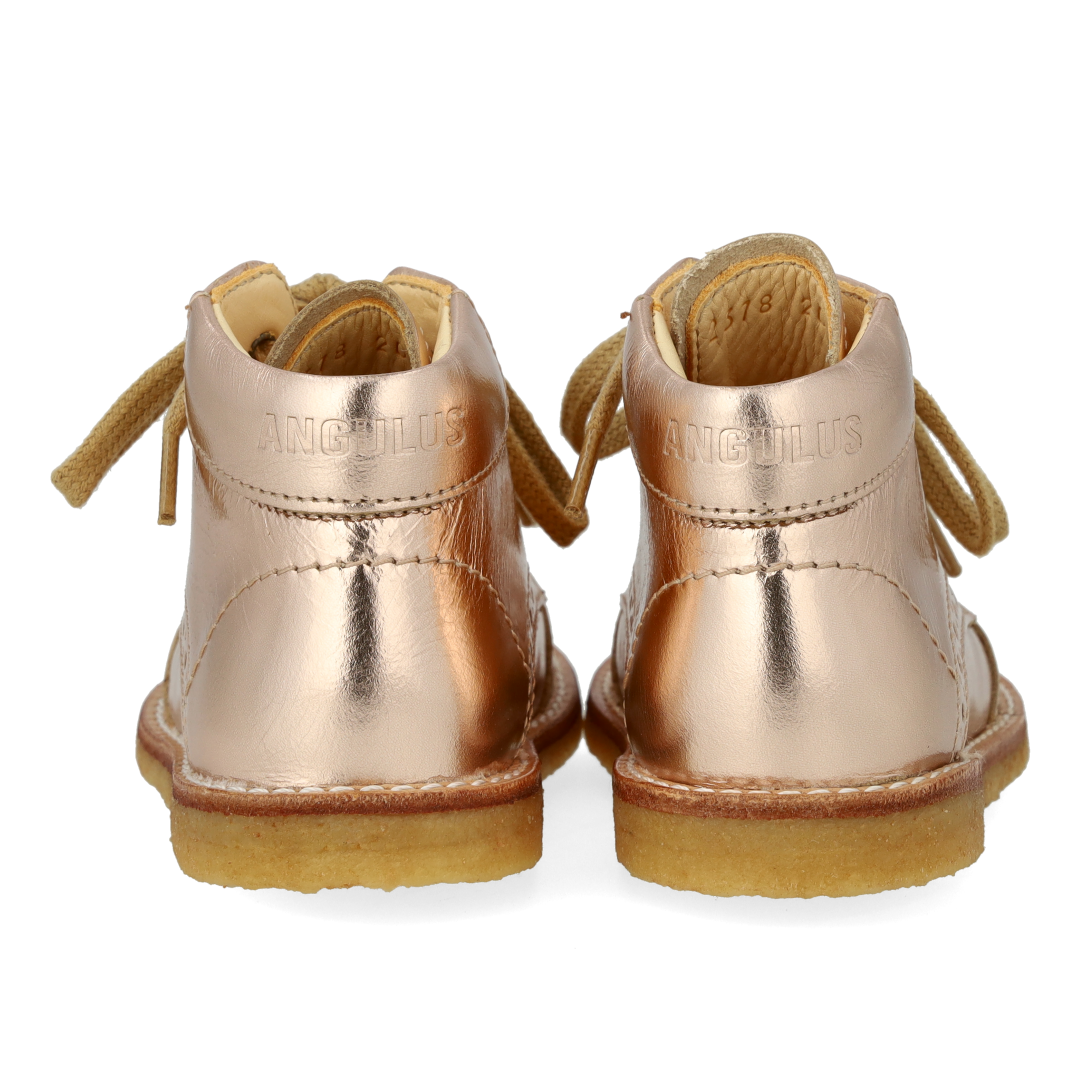 Klassischer Schnürschuh mit Brogue-Details