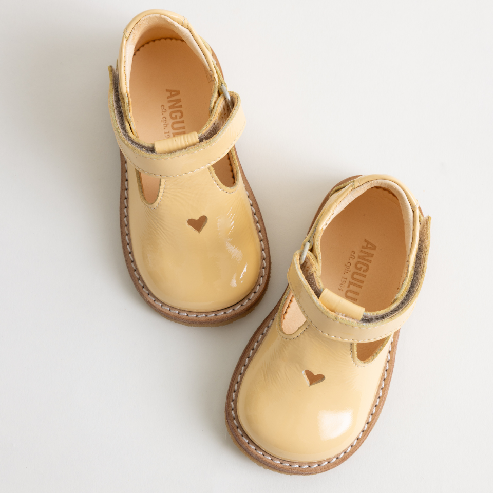 Klassische Tüllschuhe mit ausgestanztem Herzmotiv