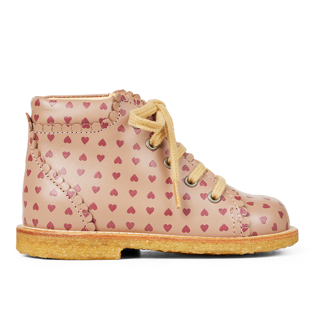 Klassische Schnürschuhe mit Herzen