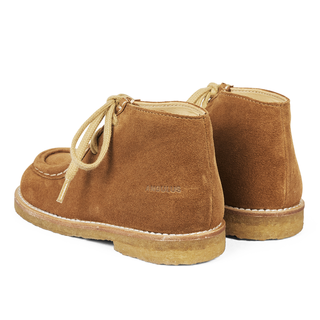 Schnürschuhe mit dekorativen Ziernähten