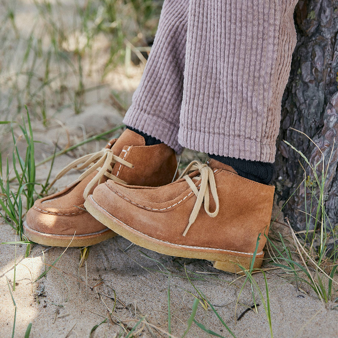 Schnürschuhe mit dekorativen Ziernähten