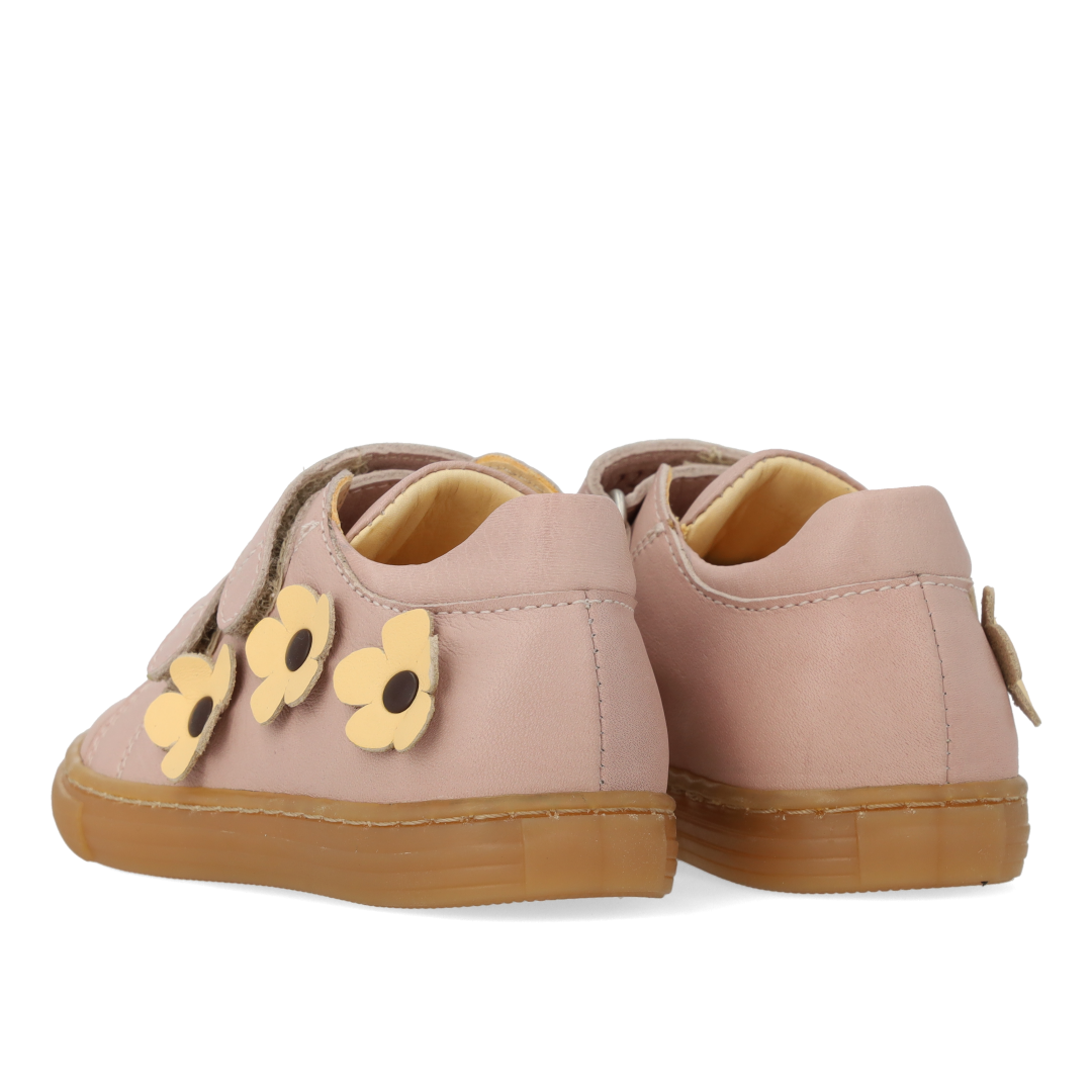 Einsteiger-Sneaker mit Blumenapplikationen