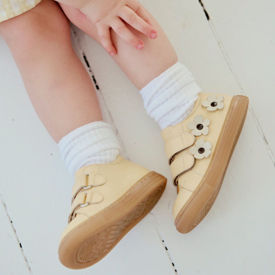 Einsteiger-Sneaker mit Blumenapplikationen