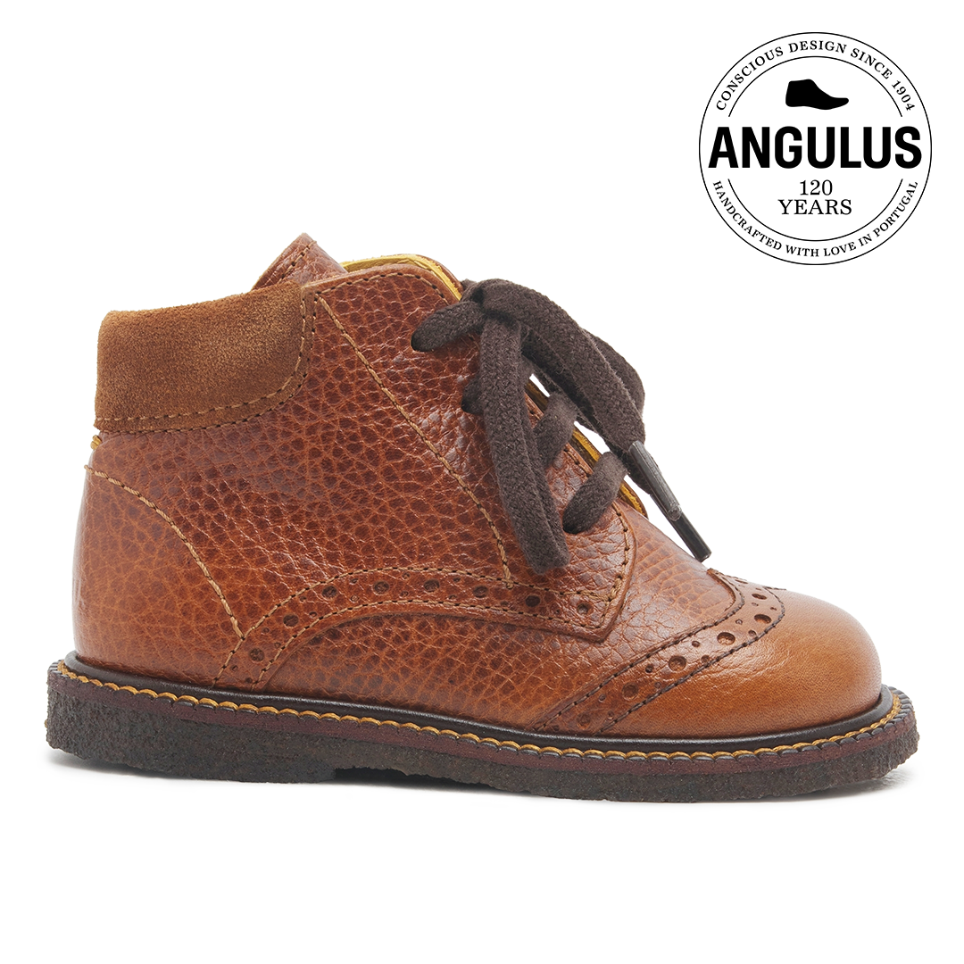 Klassischer Schnürschuh mit Brogue-Details