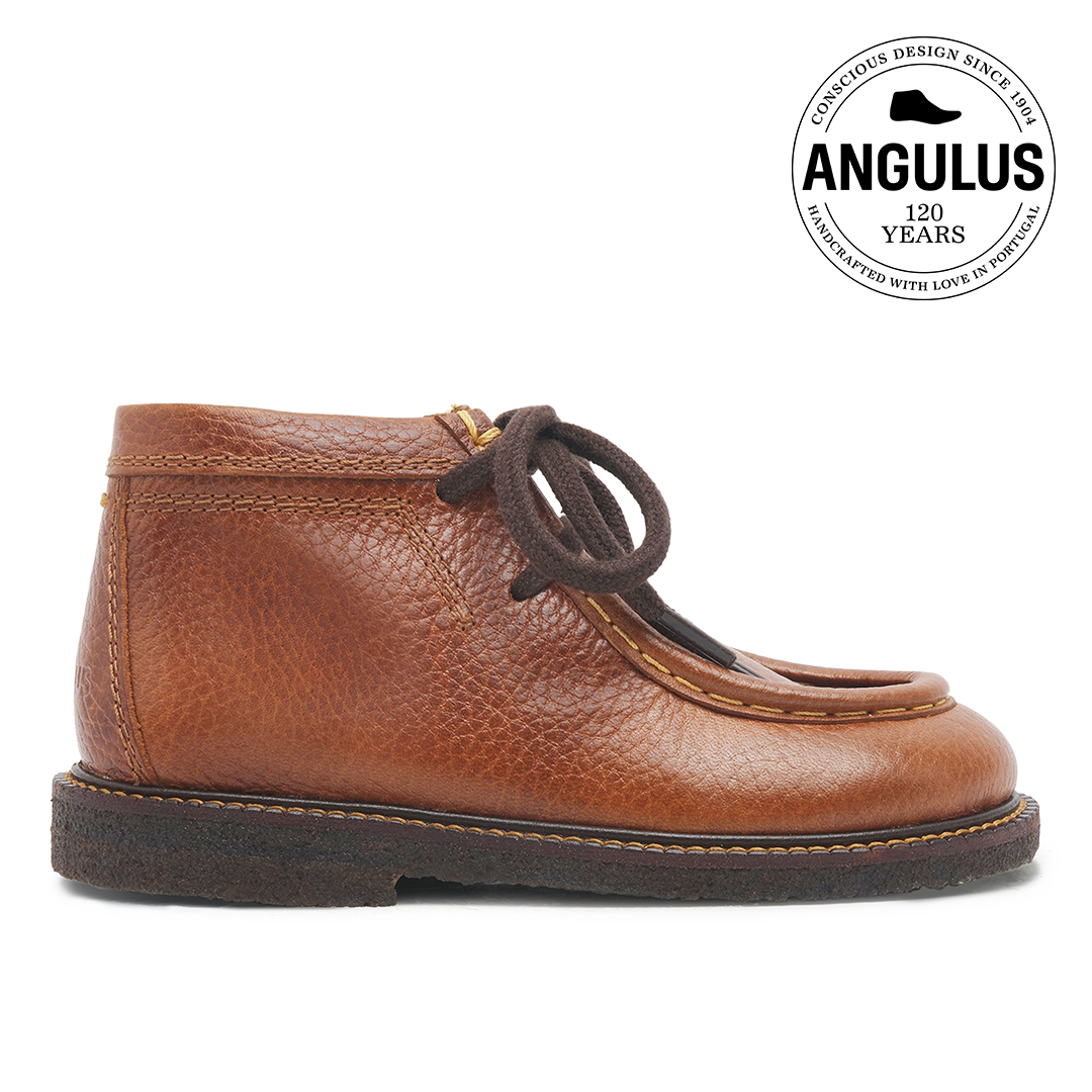 Schnürschuhe mit Kontrastnähten
