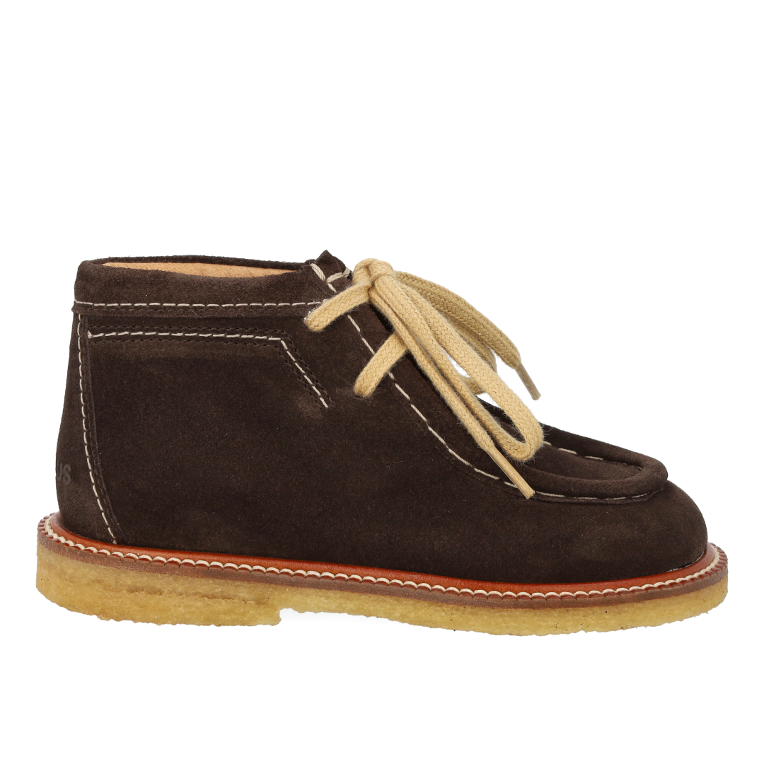 Schnürschuhe mit Kontrastnähten
