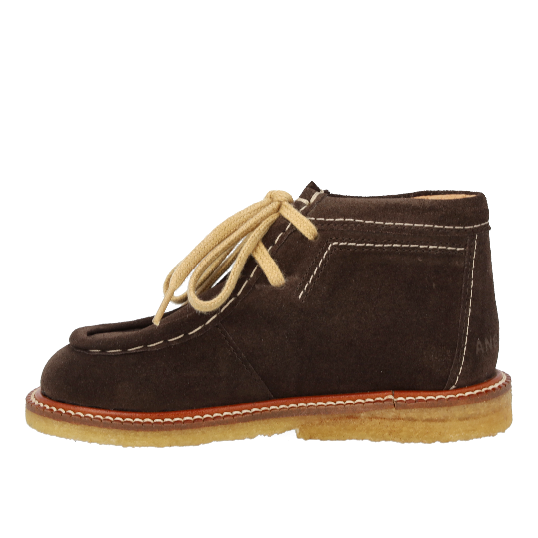 Schnürschuhe mit Kontrastnähten
