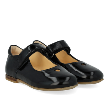 Ballerina mit ausgeschnittenen Herzmotiv