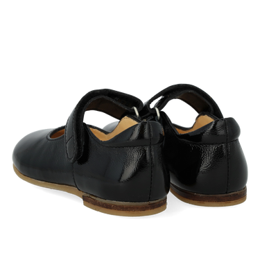 Ballerina mit ausgeschnittenen Herzmotiv