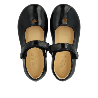 Ballerina mit ausgeschnittenen Herzmotiv