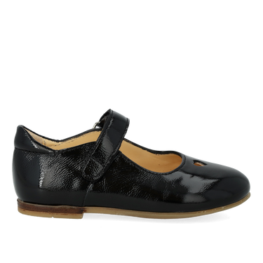 Ballerina mit ausgeschnittenen Herzmotiv