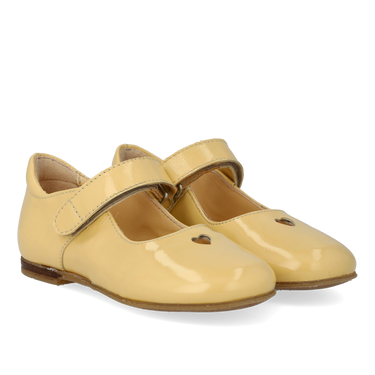 Ballerina mit ausgeschnittenen Herzmotiv