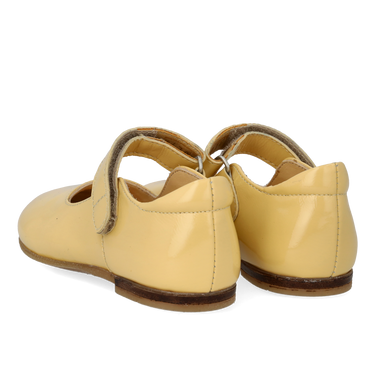 Ballerina mit ausgeschnittenen Herzmotiv