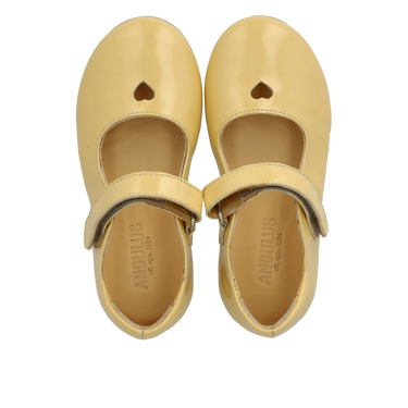 Ballerina mit ausgeschnittenen Herzmotiv