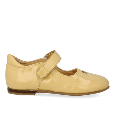 Ballerina mit ausgeschnittenen Herzmotiv