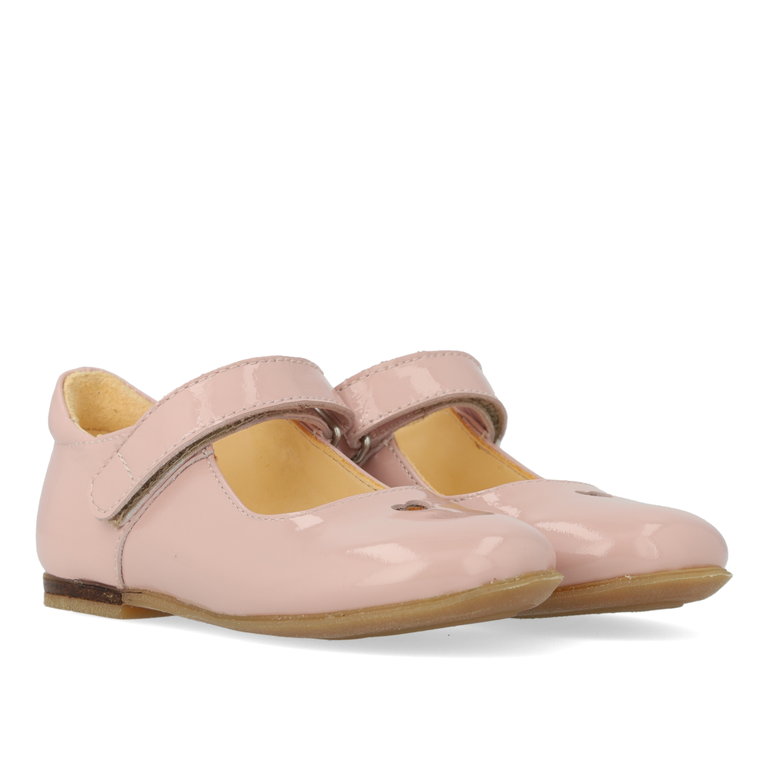 Ballerina mit ausgestanztem Herzmotiv