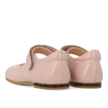 Ballerina mit ausgeschnittenen Herzmotiv