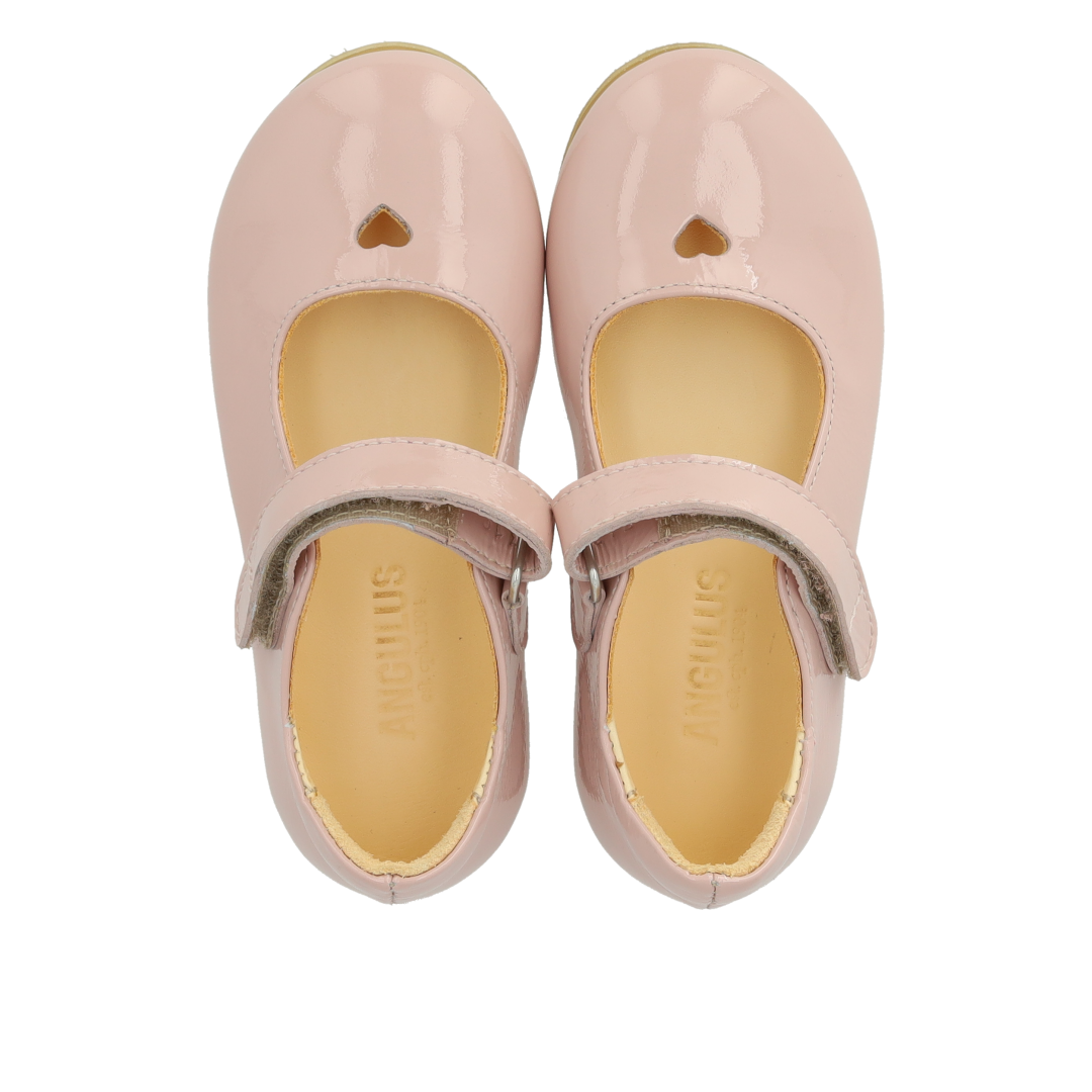Ballerina mit ausgestanztem Herzmotiv