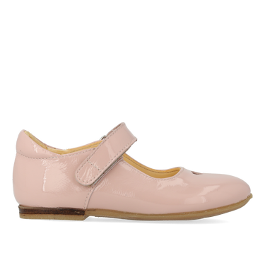 Ballerina mit ausgeschnittenen Herzmotiv