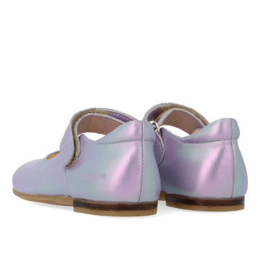 Ballerina mit ausgeschnittenen Herzmotiv