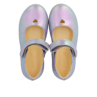 Ballerina mit ausgeschnittenen Herzmotiv