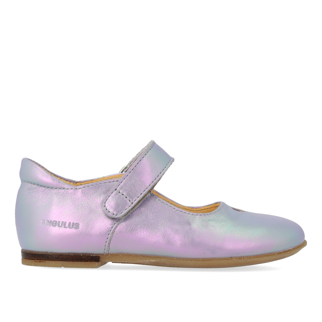 Ballerina mit ausgestanztem Herzmotiv