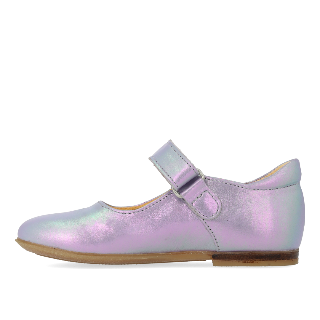 Ballerina mit ausgestanztem Herzmotiv