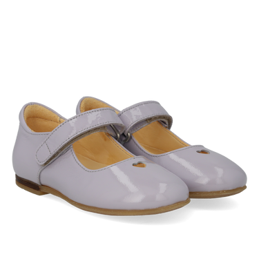 Ballerina mit ausgeschnittenen Herzmotiv