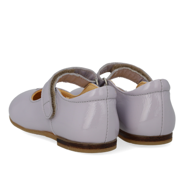 Ballerina mit ausgeschnittenen Herzmotiv